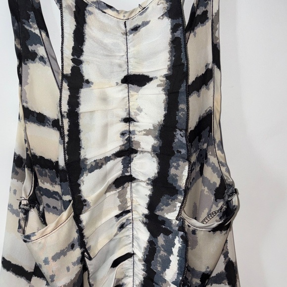 Express Black and White Patterned Sleeveless Camisole - Picture 3 of 7